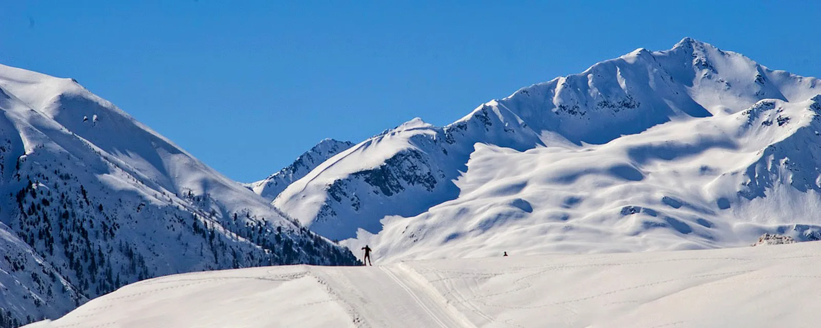 Rozległe zaśnieżone góry wokół Livigno